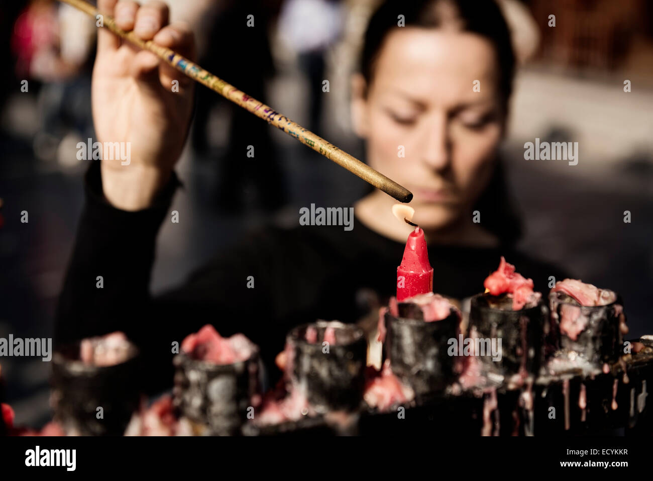 Frau Beleuchtung Räucherwerk auf riesigen Wildgans Pagode buddhistischer Tempel in Xi ' an, China Stockfoto