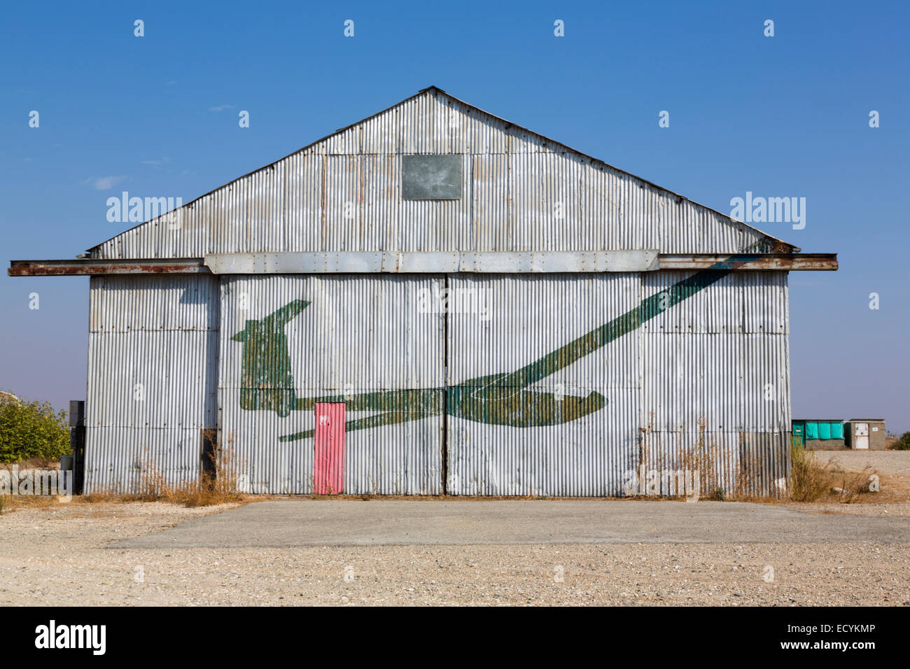Verlassene Kleiderbügel mit Segelflugzeug Logo, Kingsfield, Dhekelia, Zypern. Stockfoto
