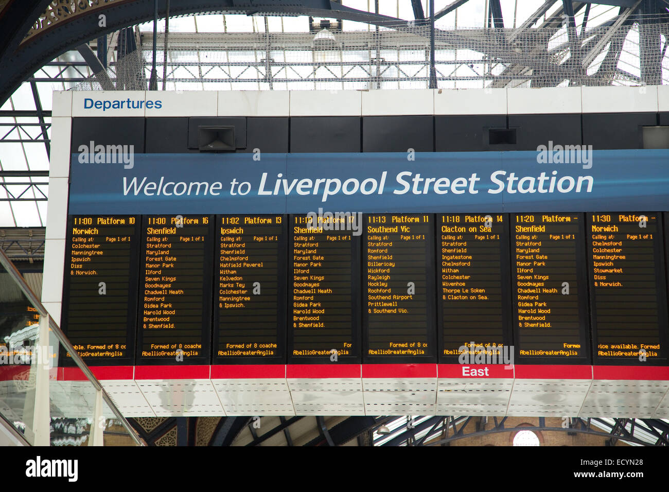 LONDON - 18. Oktober: Der Zeitplan Board an der Liverpool Street Station am 18. Oktober 2014 in London, England, Vereinigtes Königreich. Liverpool-s Stockfoto