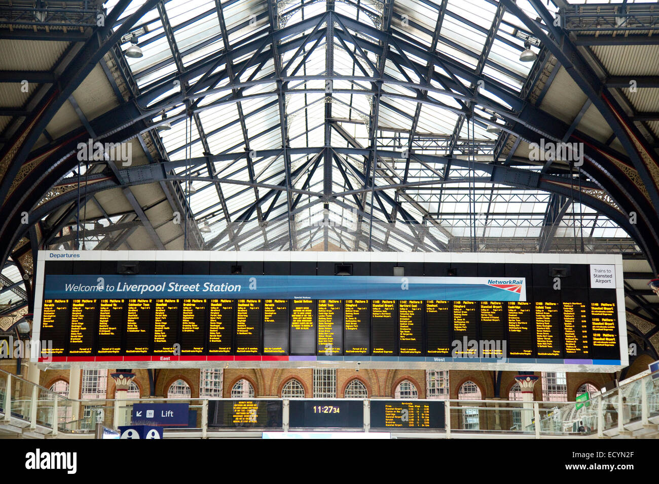 LONDON - 18. Oktober: Der Zeitplan Board an der Liverpool Street Station am 18. Oktober 2014 in London, England, Vereinigtes Königreich. Liverpool-s Stockfoto