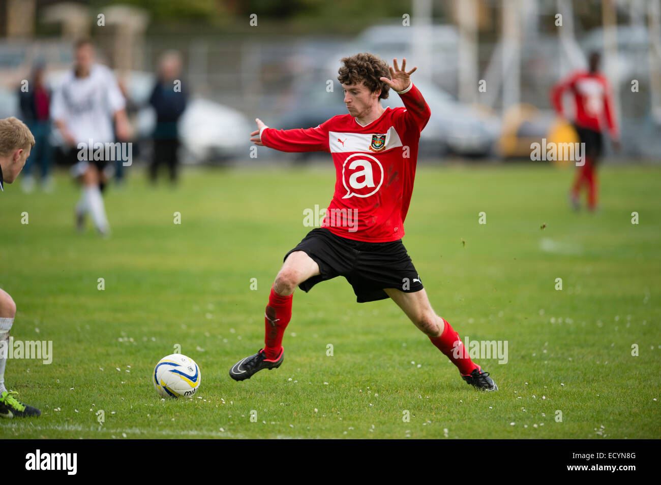 Hochschulsport UK: Aberystwyth University Studenten (in rot) spielen eine Fußball-Liga Fußball-Spiel gegen eine Mannschaft der lokalen Opposition, Wales UK Stockfoto