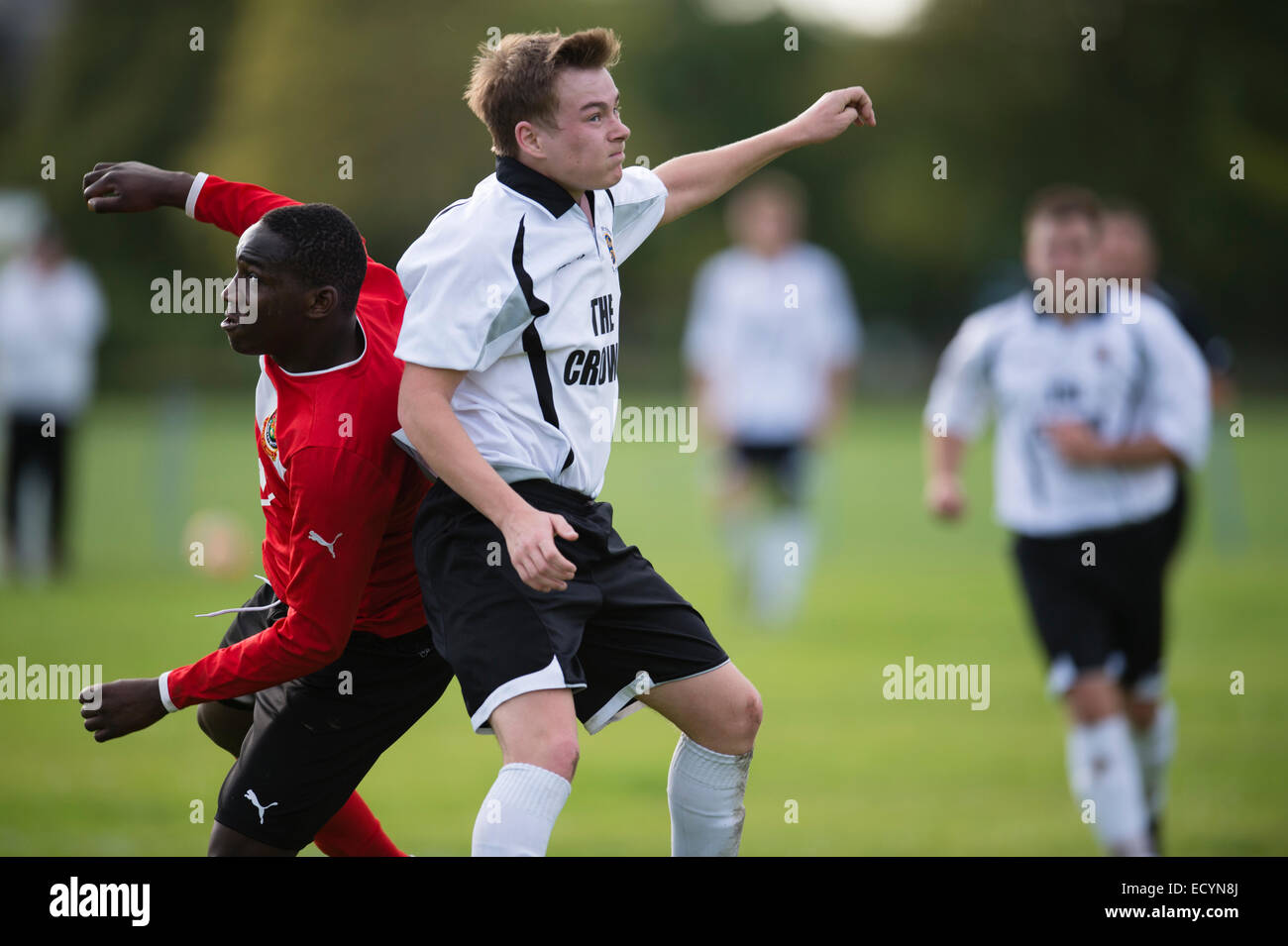Hochschulsport UK: Aberystwyth University Studenten (in rot) spielen eine Fußball-Liga Fußball-Spiel gegen eine Mannschaft der lokalen Opposition, Wales UK Stockfoto