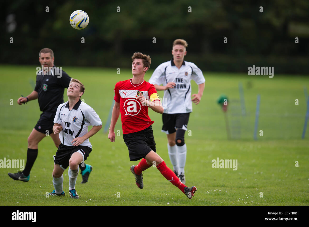 Hochschulsport UK: Aberystwyth University Studenten (in rot) spielen eine Fußball-Liga Fußball-Spiel gegen eine Mannschaft der lokalen Opposition, Wales UK Stockfoto