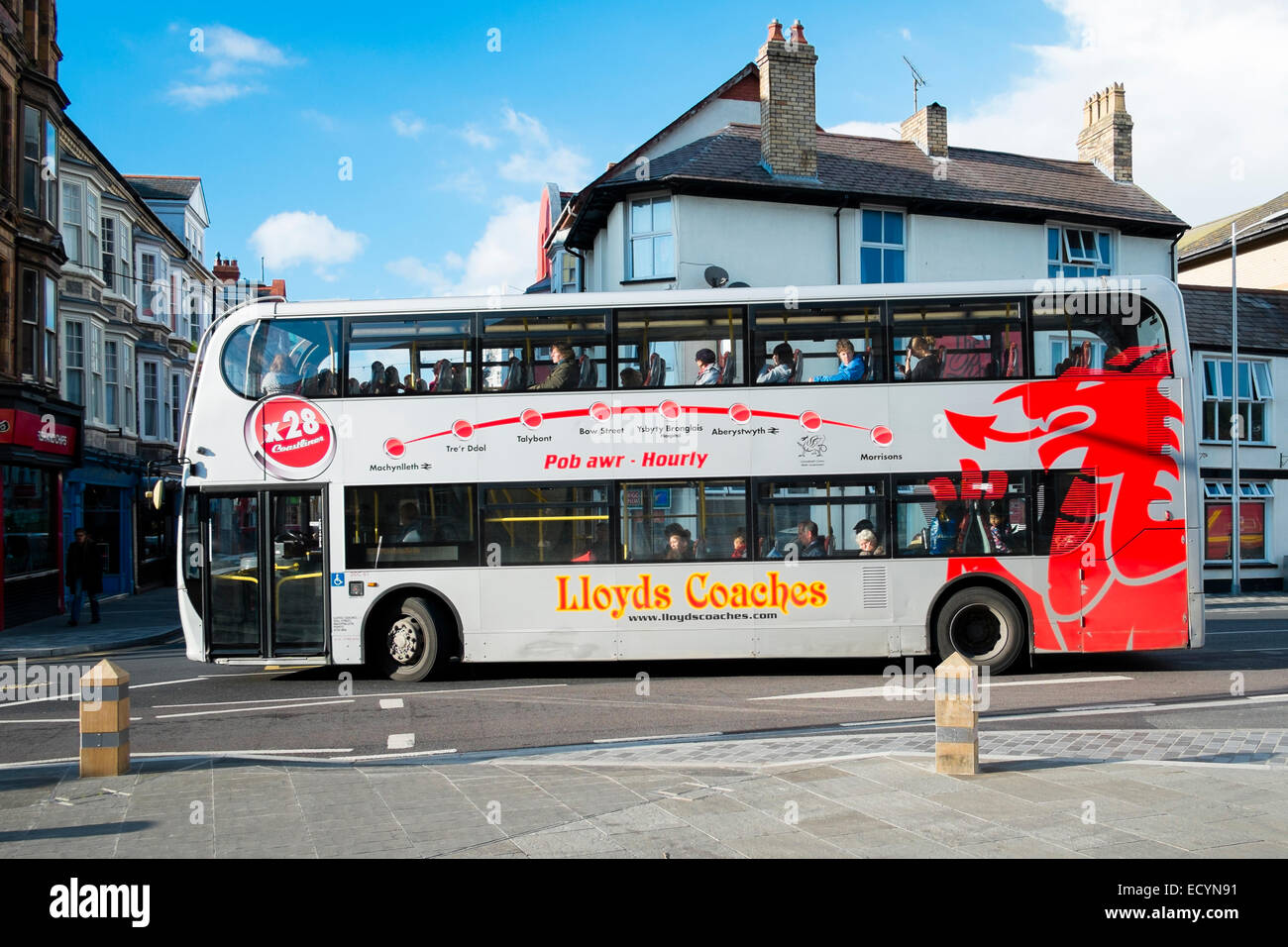 Öffentliche Verkehrsmittel in Wales: Menschen auf eine Lloyds Trainer Busunternehmen (mit einem roten Drachen Logo-Emblem auf seiner Seite) X28 service double Decker Bus Aberystwyth Wales UK Stockfoto