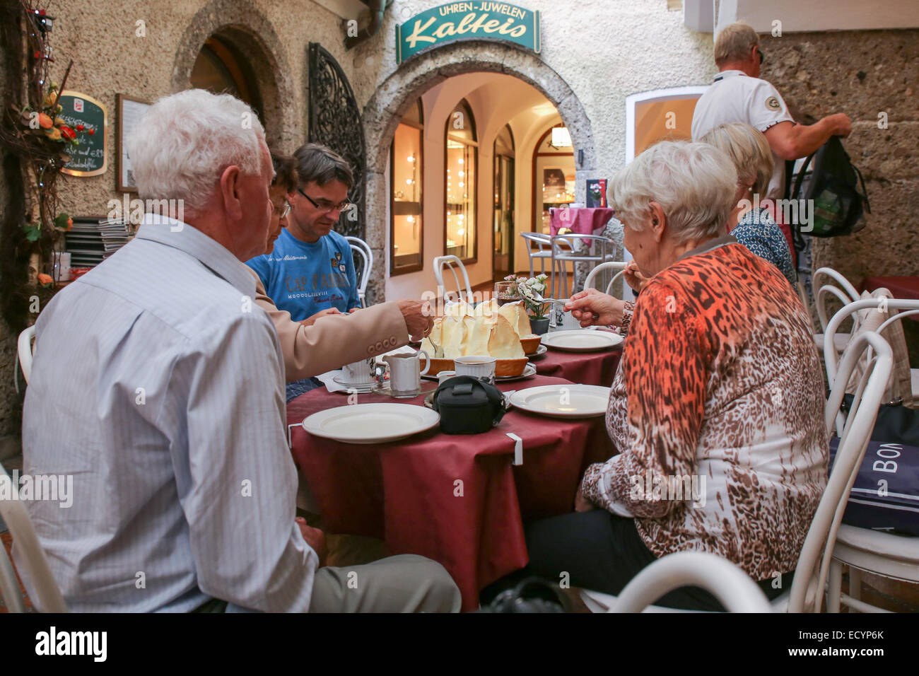 Familie genießen Salzburger Nockerl Dessert Salzburger restaurant Stockfoto