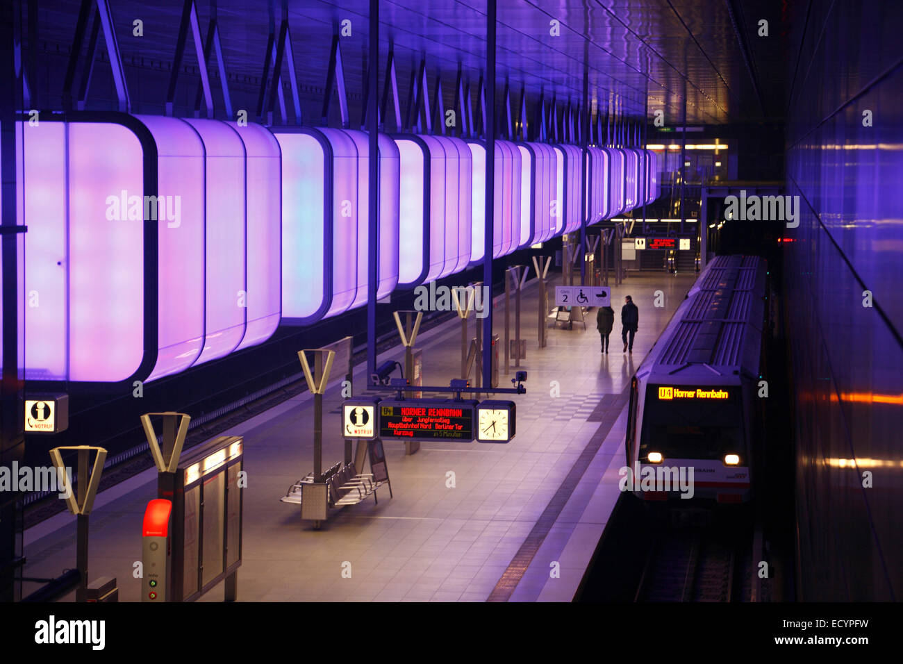 Farbe-Licht-Installation an der u-Bahn Station HAFENCITY Universität (University), neue U-Bahn-Linie U4, Hafencity, Hamburg, Deutschland Stockfoto