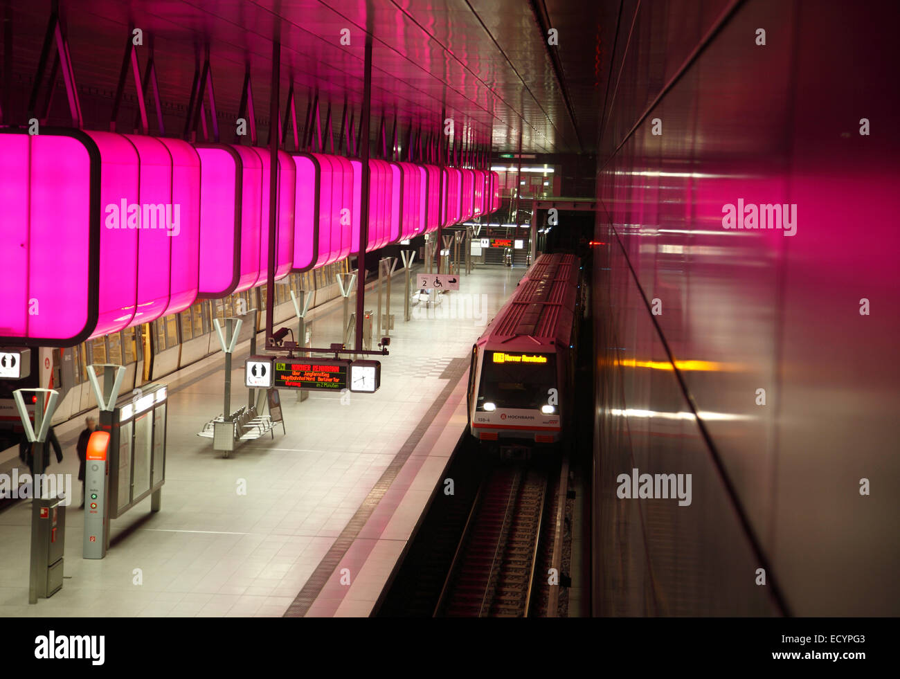 Farbe-Licht-Installation an der u-Bahn Station HAFENCITY Universität (University), neue U-Bahn-Linie U4, Hafencity, Hamburg, Deutschland Stockfoto