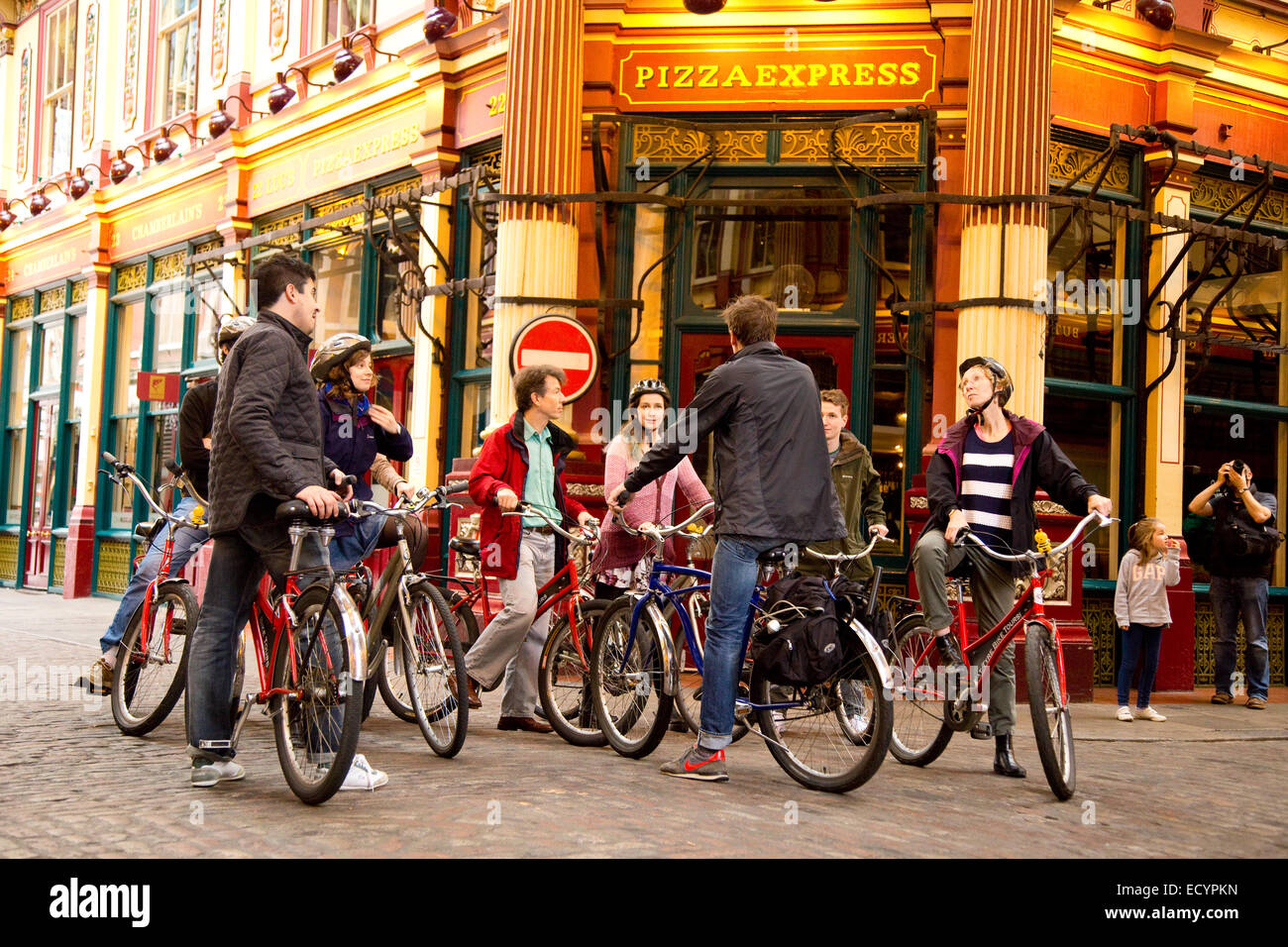 LONDON - 18. Oktober: Gruppe von Radfahrern am Leadenhall Market am 18. Oktober 2014 in London, England, Vereinigtes Königreich. Leadenhall Market ist Stockfoto