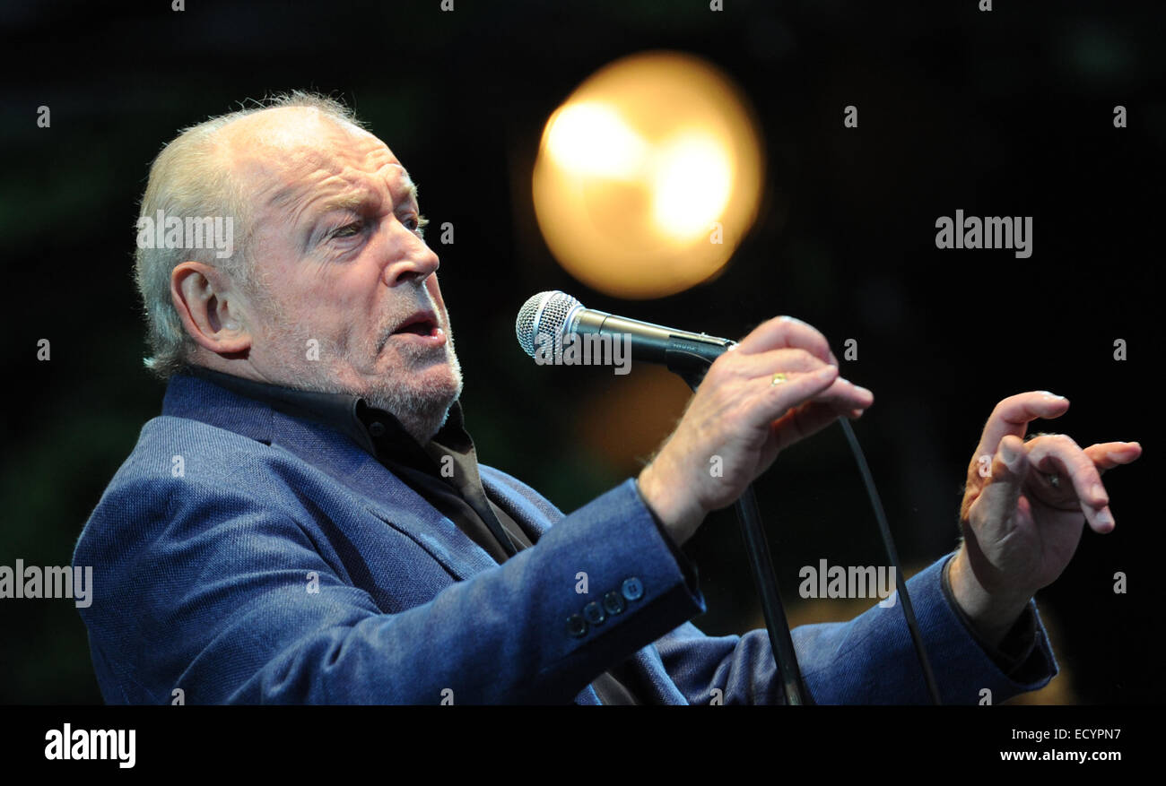Hamburg, Deutschland. 16. August 2011. Britischer Rock- und Blues-Sänger Joe Cocker tritt auf der Bühne an der Stadtparkbuehne Veranstaltungsort für Konzerte in Hamburg, Deutschland, 16. August 2011. 66 - jährige Cocker tourt derzeit Deutschland mit seinem neuen Album "Hard Knocks". Foto: Angelika Warmuth/Dpa/Alamy Live News Stockfoto
