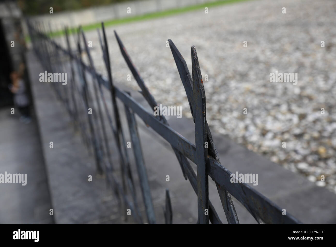 scharfe schwarze Metallzaun ehemalige Konzentrationslager Stockfoto