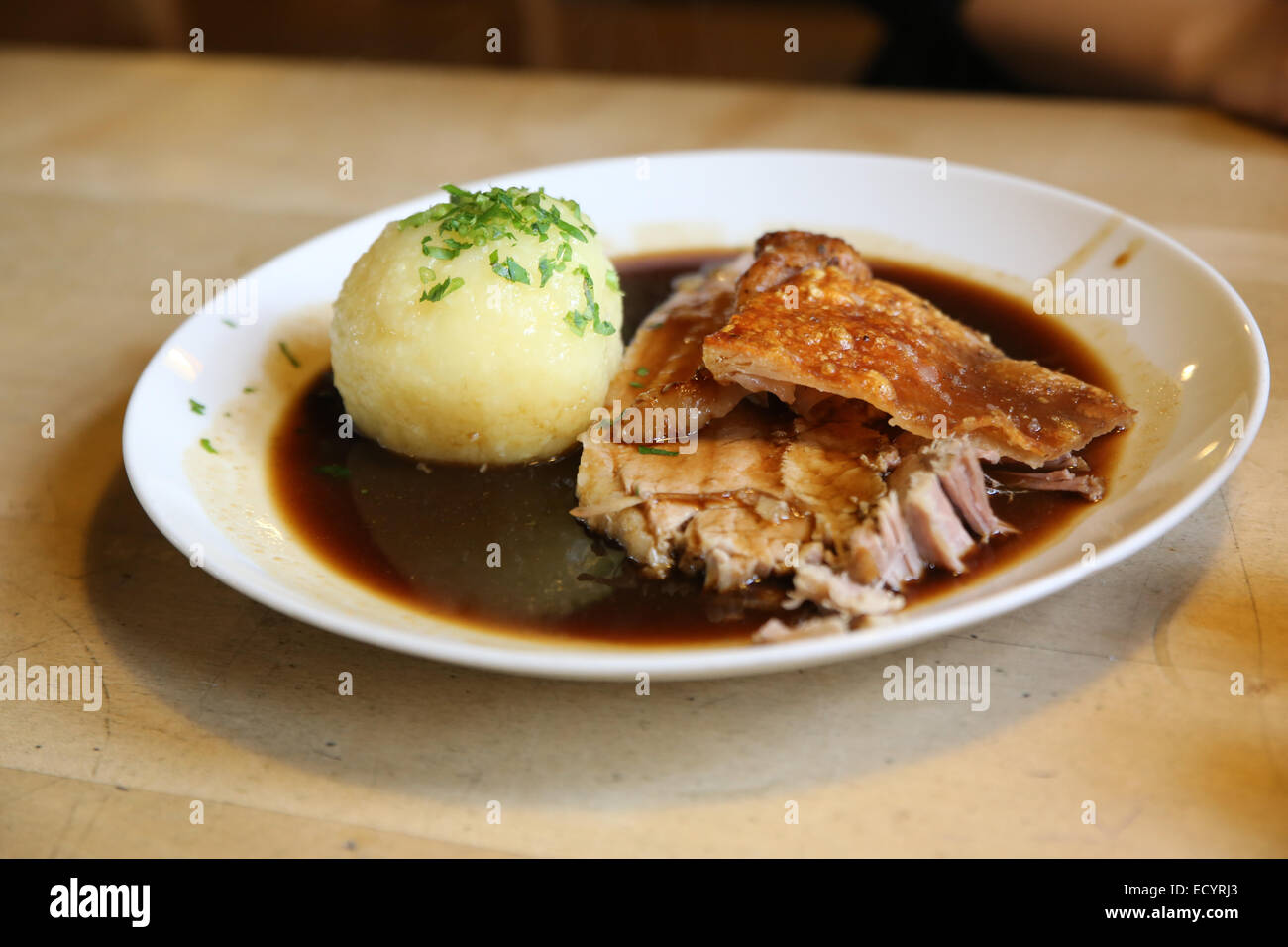 Gebratenes Schweinefleisch Soße traditionelle bayerische Küche München Stockfoto