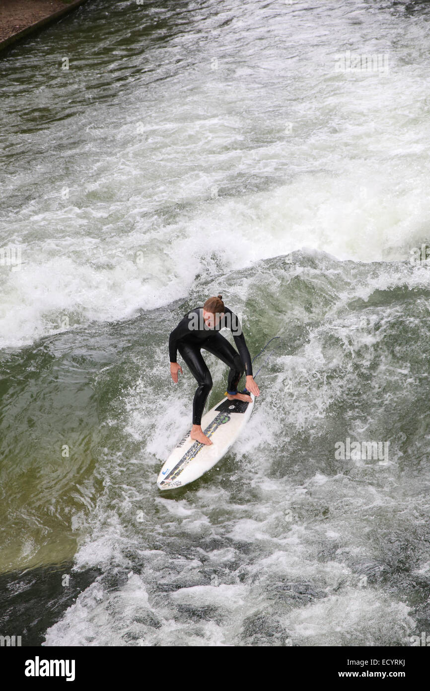 Münchner öffentlichen Park im freien Fluss Welle Surfer Surfbrett Stockfoto