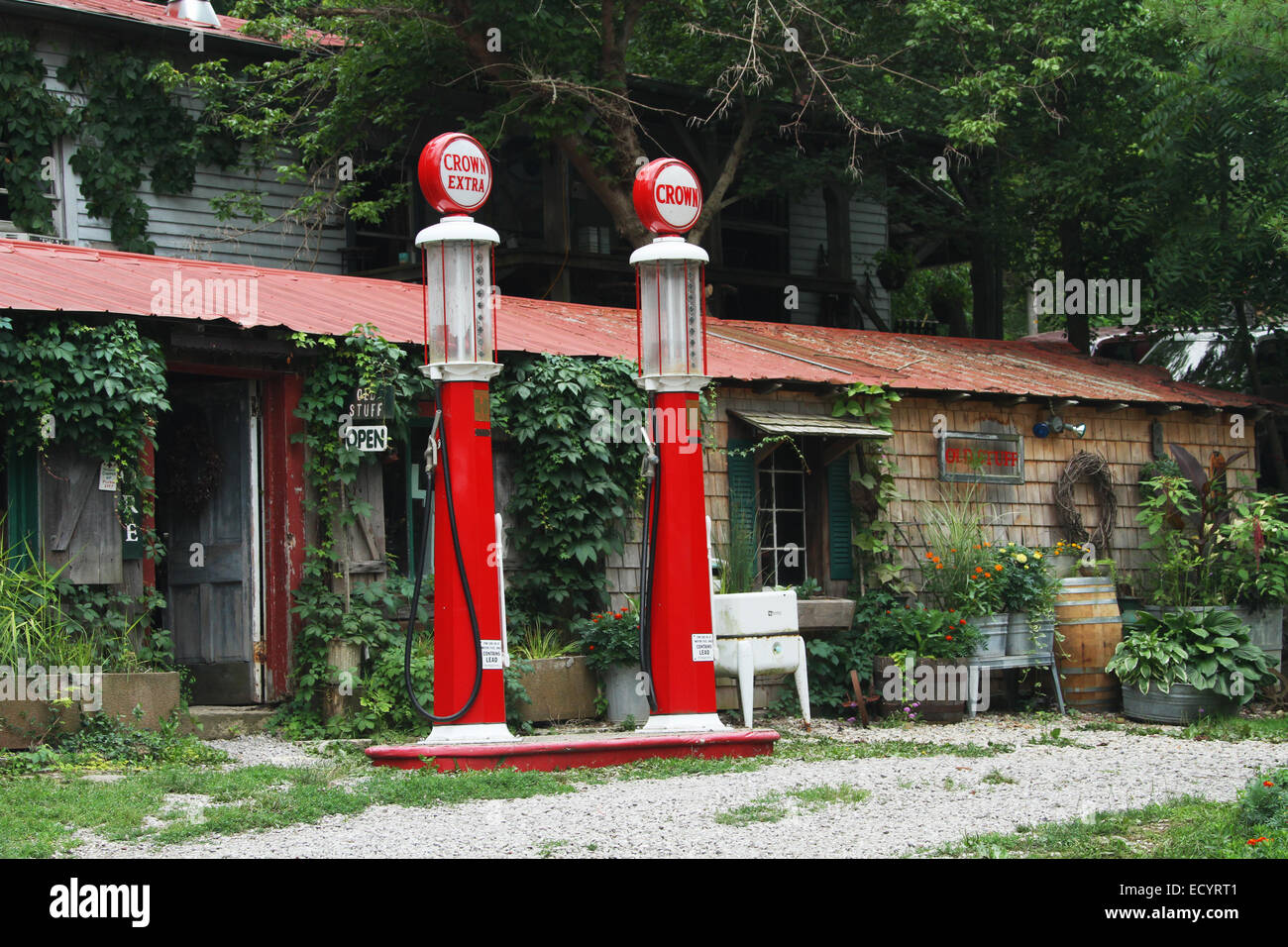 Benzinpumpen außerhalb der alten Sachen Antiquitätenladen. Als Benkin Pumpen werden Benzinpumpen identifiziert. Kaninchen-Hash, Kentucky, USA. C Stockfoto