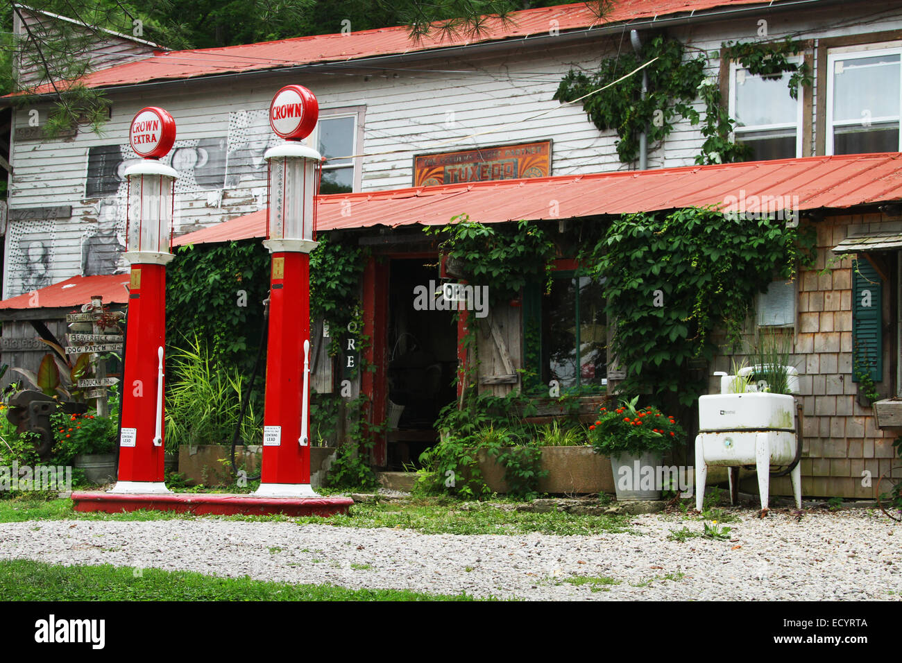 Benzinpumpen außerhalb der alten Sachen Antiquitätenladen. Als Benkin Pumpen werden Benzinpumpen identifiziert. Kaninchen-Hash, Kentucky, USA. C Stockfoto