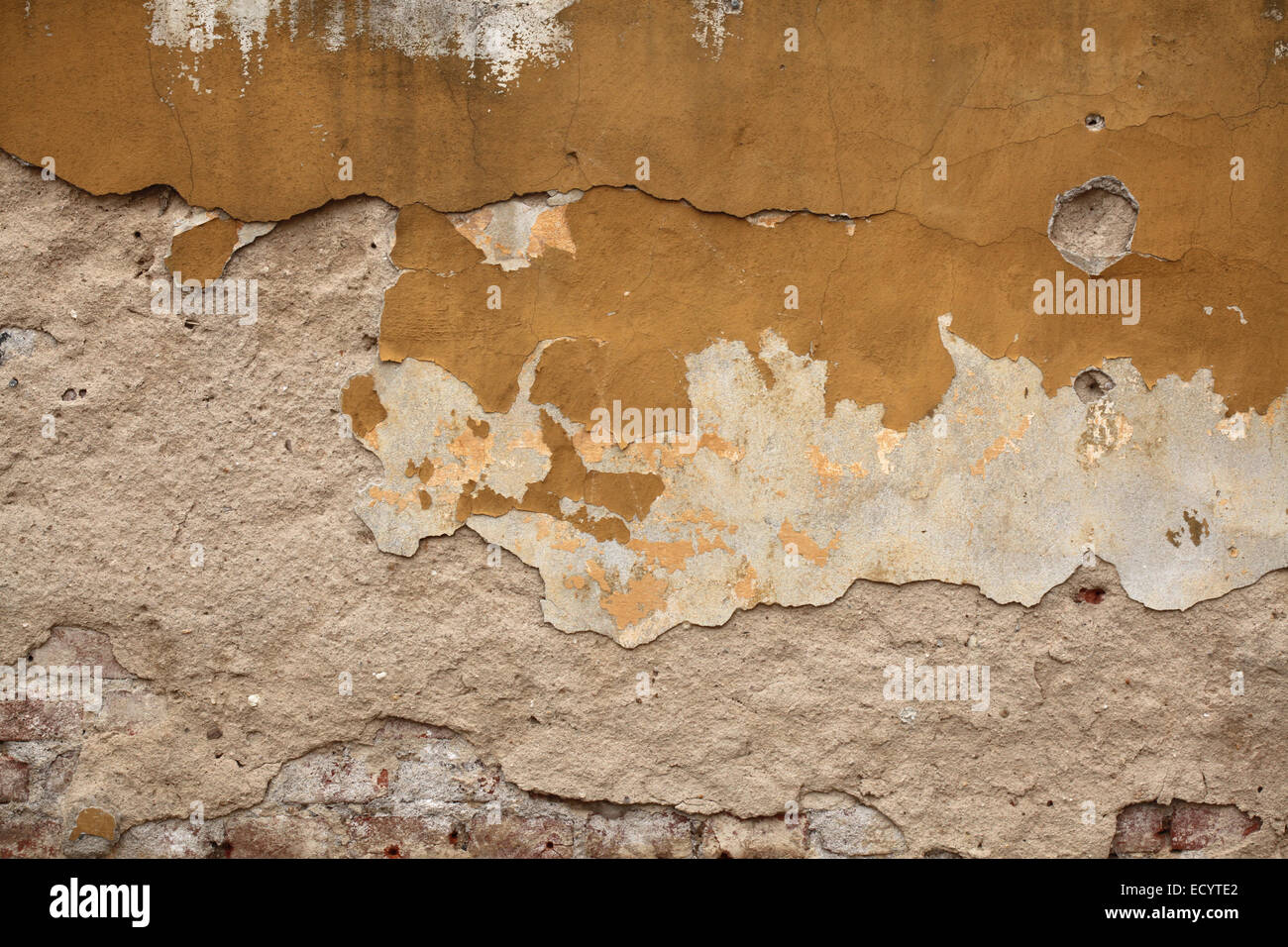 Alte Mauer mit rissigen Putz. Hintergrundtextur. Stockfoto