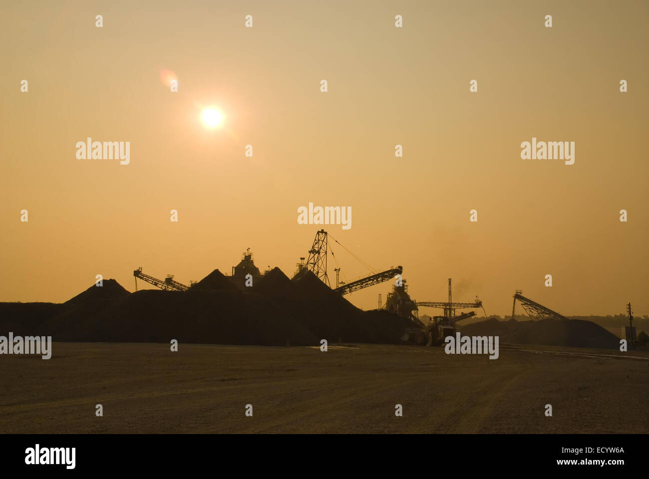 Eine Silhouette Ansicht eines Bergbauunternehmens an einem sengenden Sommertag. Stockfoto