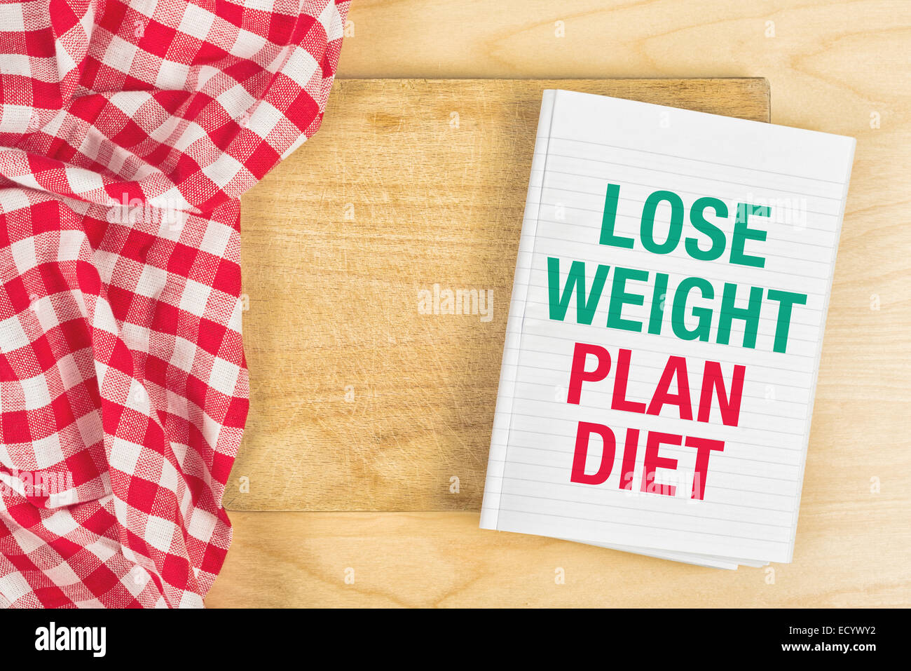 Verlieren Sie Gewicht Plan Diät Nachricht im Notizbuch am Küchentisch. Stockfoto