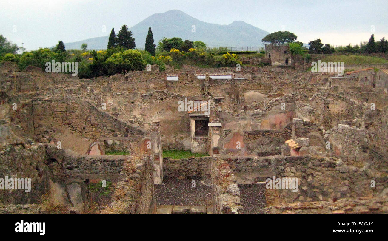 Die Ruinen von Pompeji mit dem Vesuv in der Ferne. Stockfoto