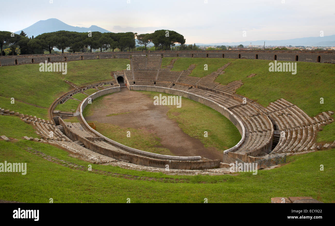 Die Ruinen des Stadions an Pompeji, Italien mit Vesuv in der Ferne. Stockfoto