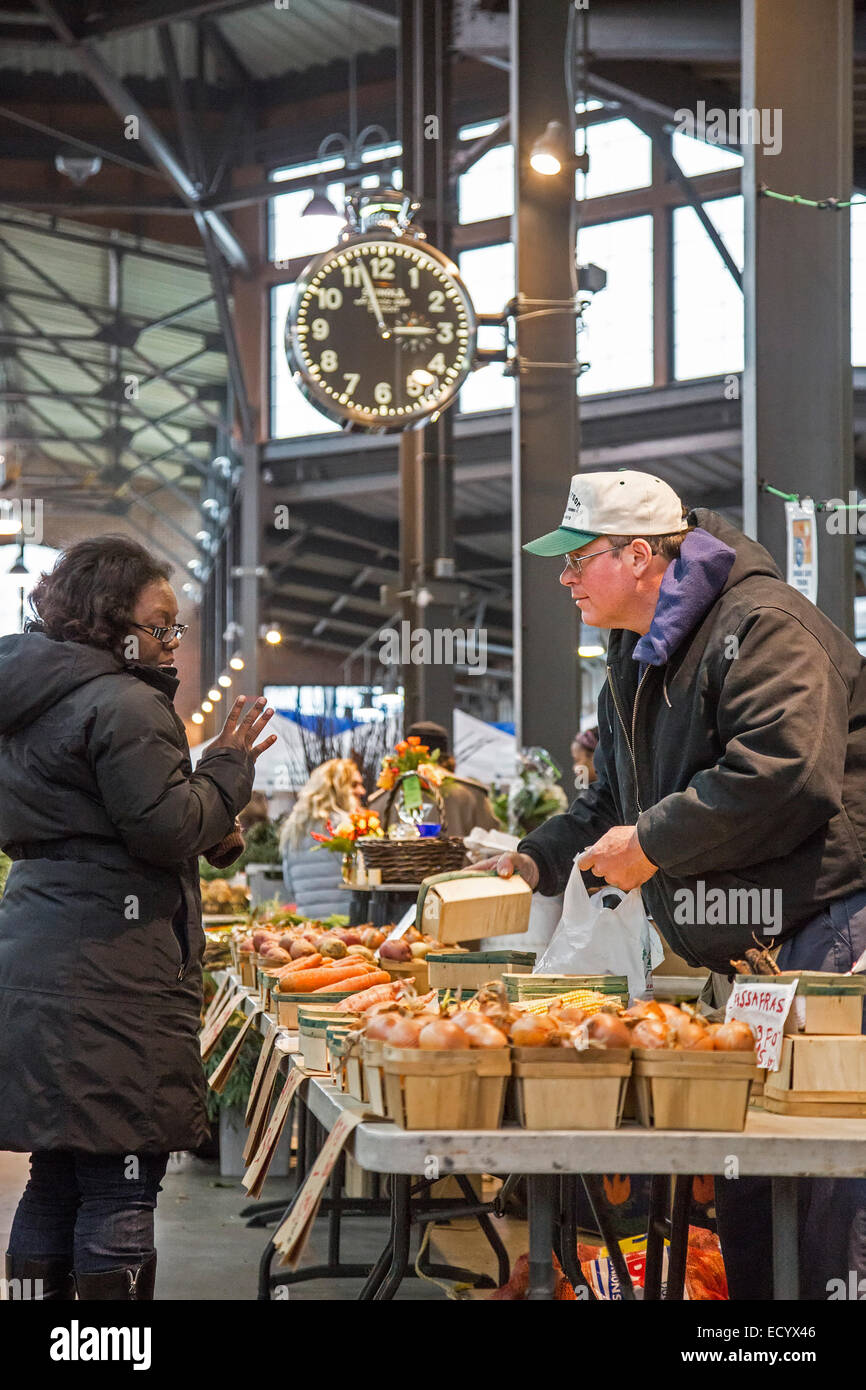 Detroit, Michigan - ein Käufer kauft Gemüse am osteuropäischen Markt. Die Farmers Market ist seit 1891 tätig. Stockfoto
