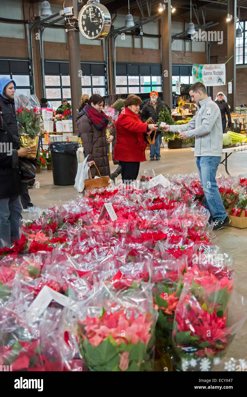 Detroit, Michigan - Shopper kaufen Weihnachtssterne zu Weihnachten am osteuropäischen Markt. Die Farmers Market ist seit 1891 tätig. Stockfoto
