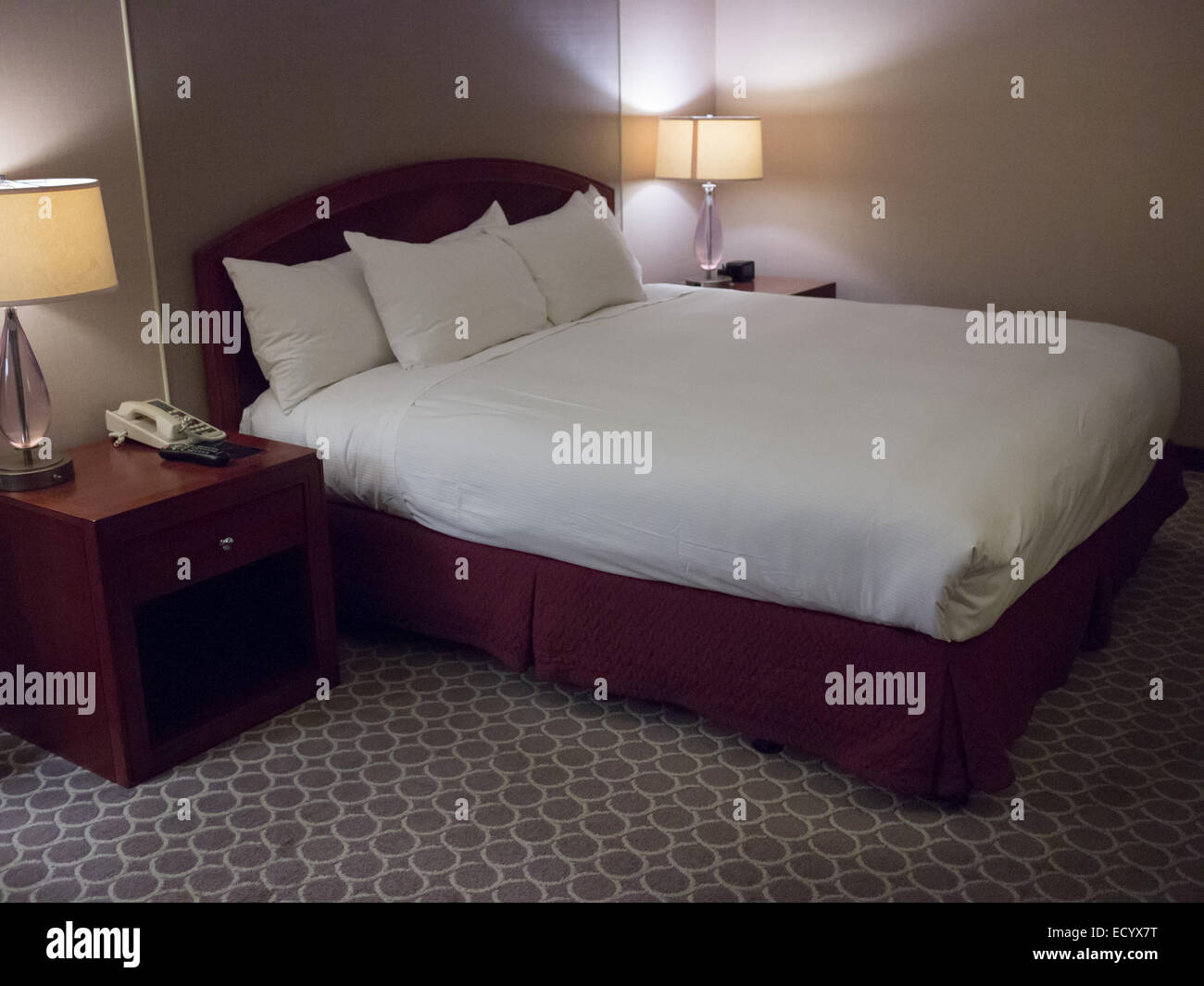 Queen-Size-Hotel-Bett Stockfoto