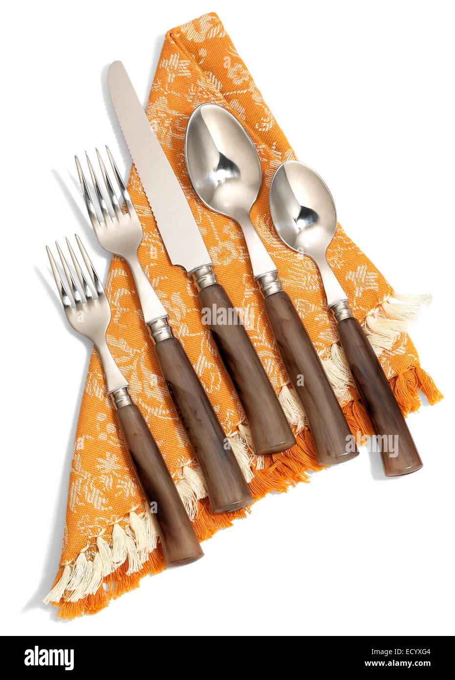 Silberwaren mit braunen gefälschte Holz Kunststoffgriffen auf orange Serviette Stockfoto
