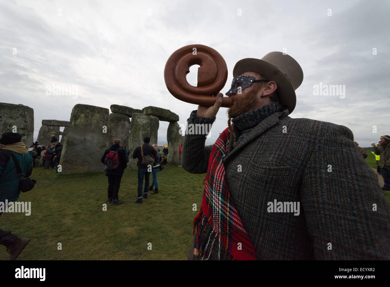 Avesbury, UK, UK. 22. Dezember 2014. Winter-Sonnenwende feiern in Stonehenge zog hunderte. © Velar Grant/ZUMA Wire/ZUMAPRESS.com/Alamy Live-Nachrichten Stockfoto