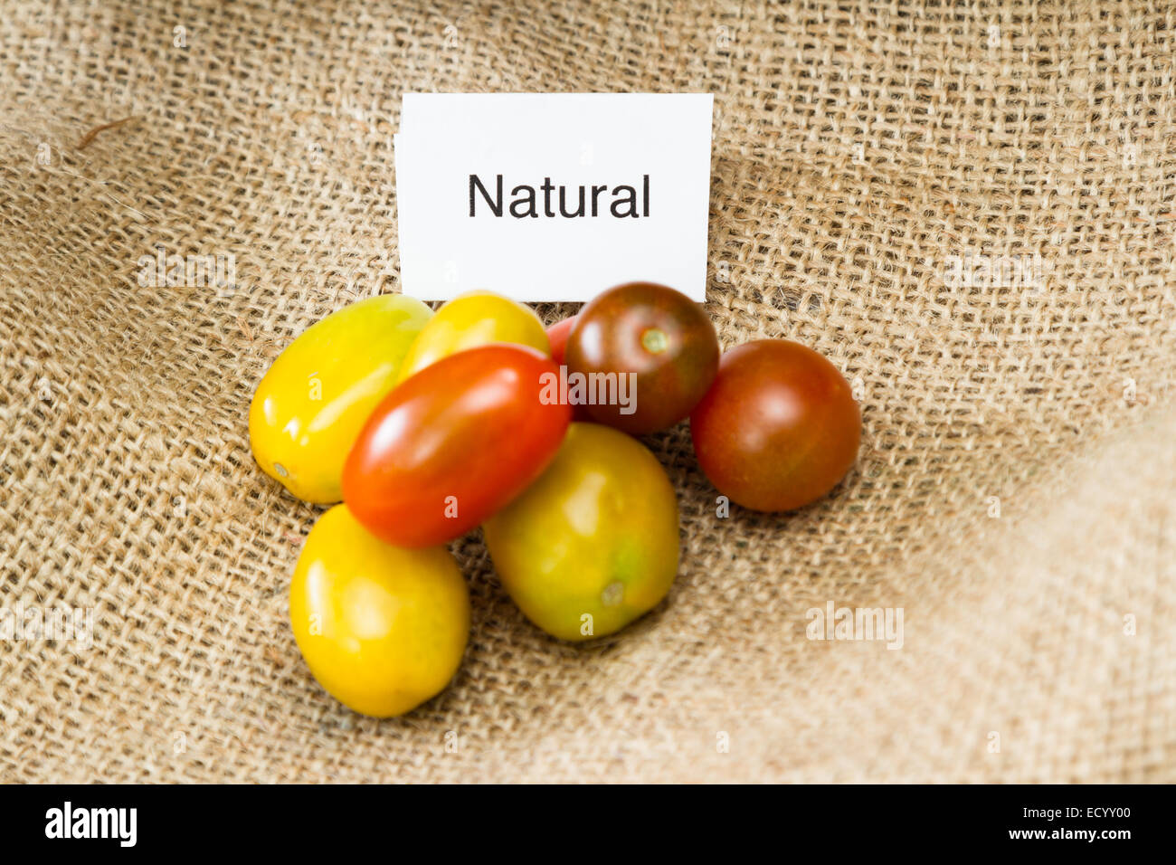 Nahaufnahme von Tomaten mit einem natürlichen Label für Verbraucherinformation Stockfoto