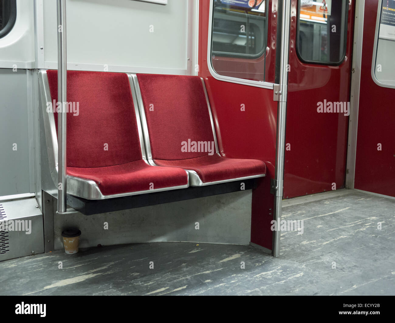 TTC u-Bahn Zug Innenraum rote Sitze Toronto Transit Kommission Stockfoto