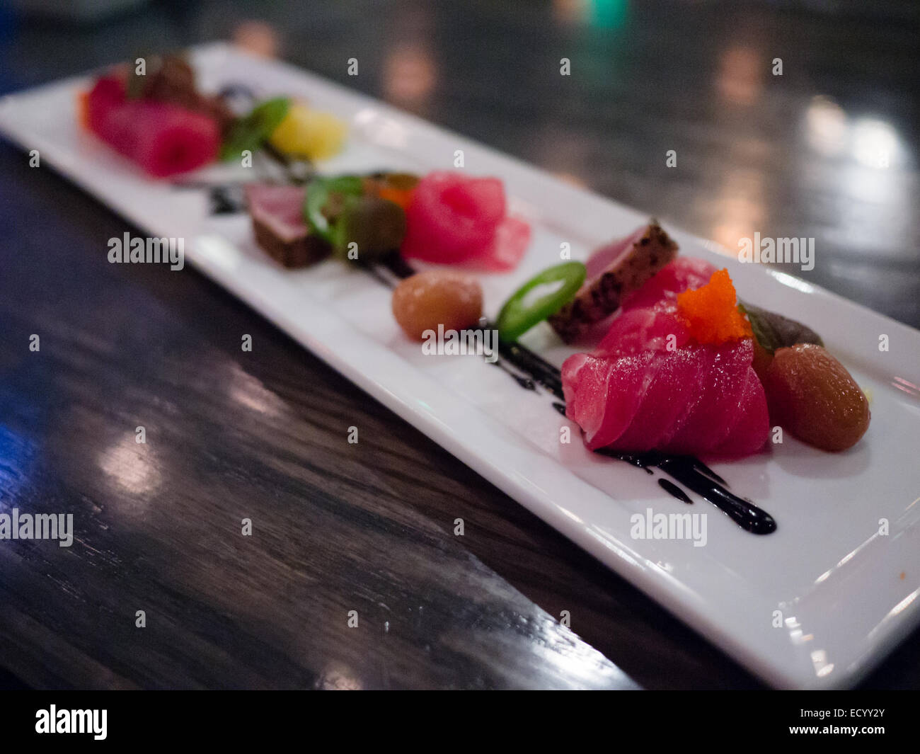 in Scheiben roher Fisch innen japanisches restaurant Stockfoto