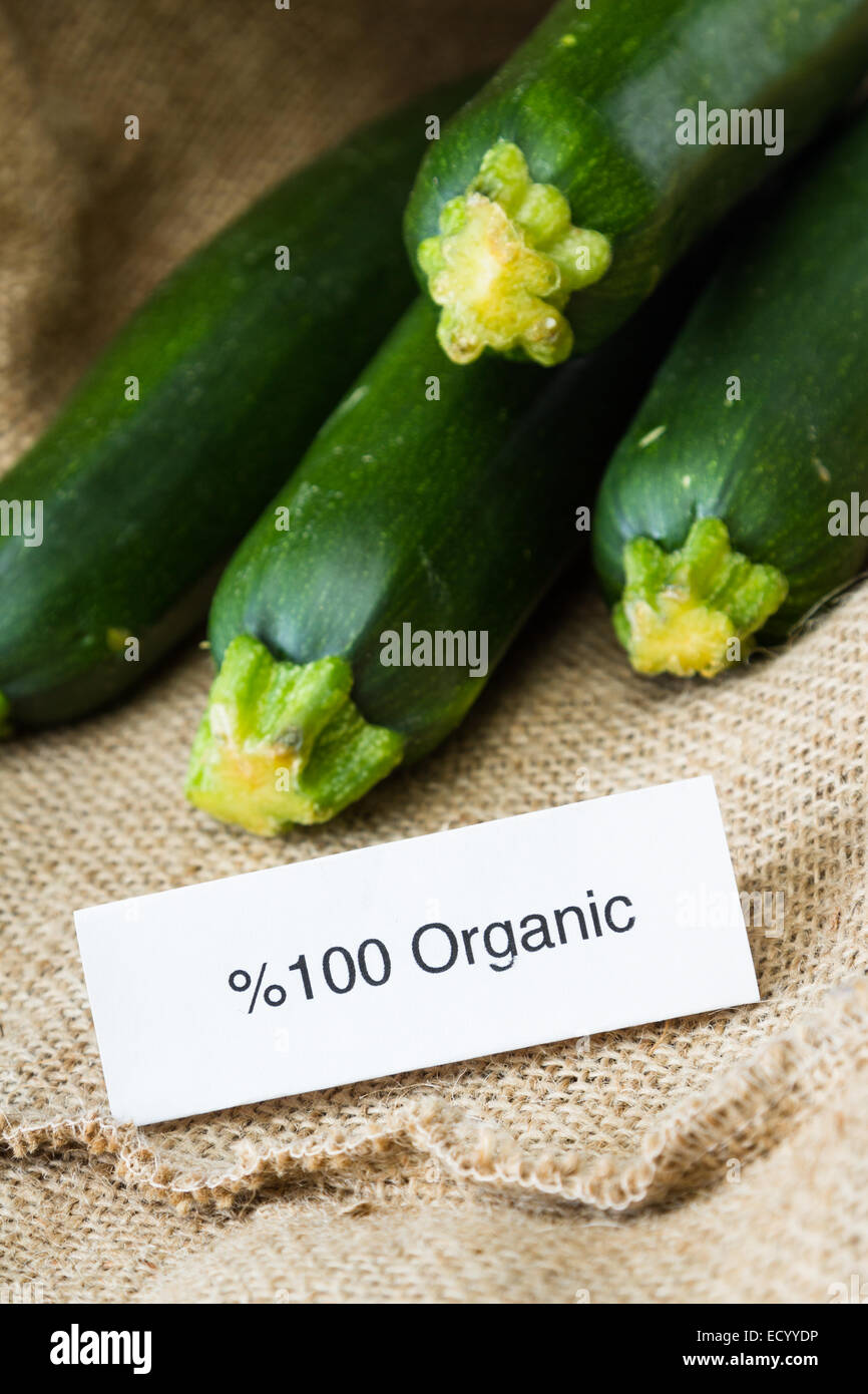 Nahaufnahme von frischen Bio Zucchini oder grüne Kürbis mit einem Sackleinen Sac als Hintergrund Stockfoto