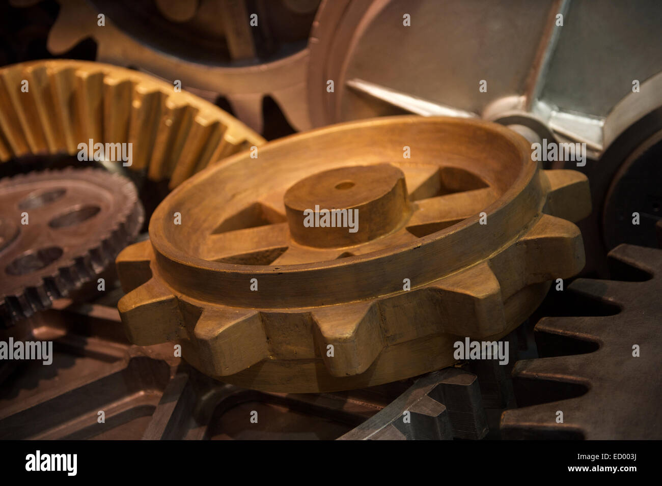 Maschine Zahnräder stimmungsvolle Beleuchtung in großen motor Nahaufnahme Stockfoto