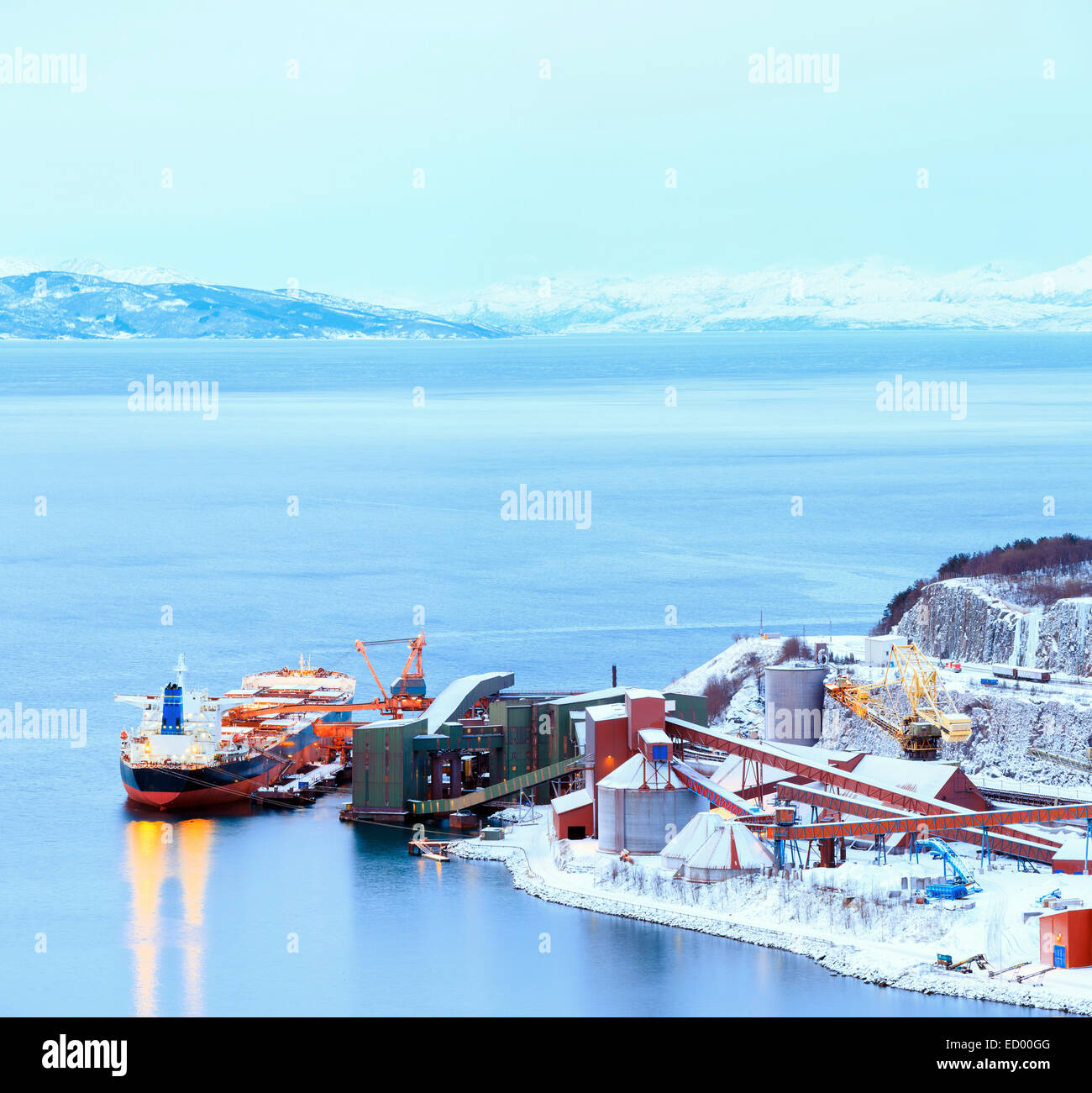 Panorama industrielle Container Cargo Fracht Versenden mit Kranbrücke in Werft in Iron Ore Mine Werk Plant in Narvik arbeiten Stockfoto