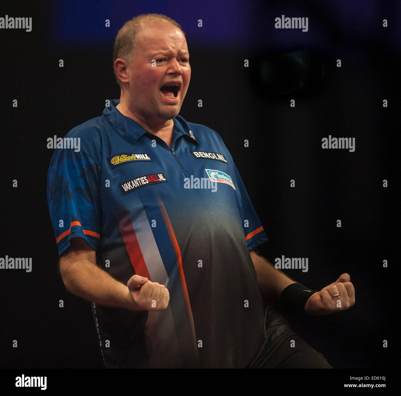 London, UK. 22. Dezember 2014. William Hill PDC World Darts Championship. Raymond van Barneveld (14) [NED] feiert eine maximale 170 fertig stellen, um sein Spiel mit Rowby-John Rodriguez [AUT] zu gewinnen. Barneveld gewann 3: 0. Bildnachweis: Aktion Plus Sport/Alamy Live-Nachrichten Stockfoto