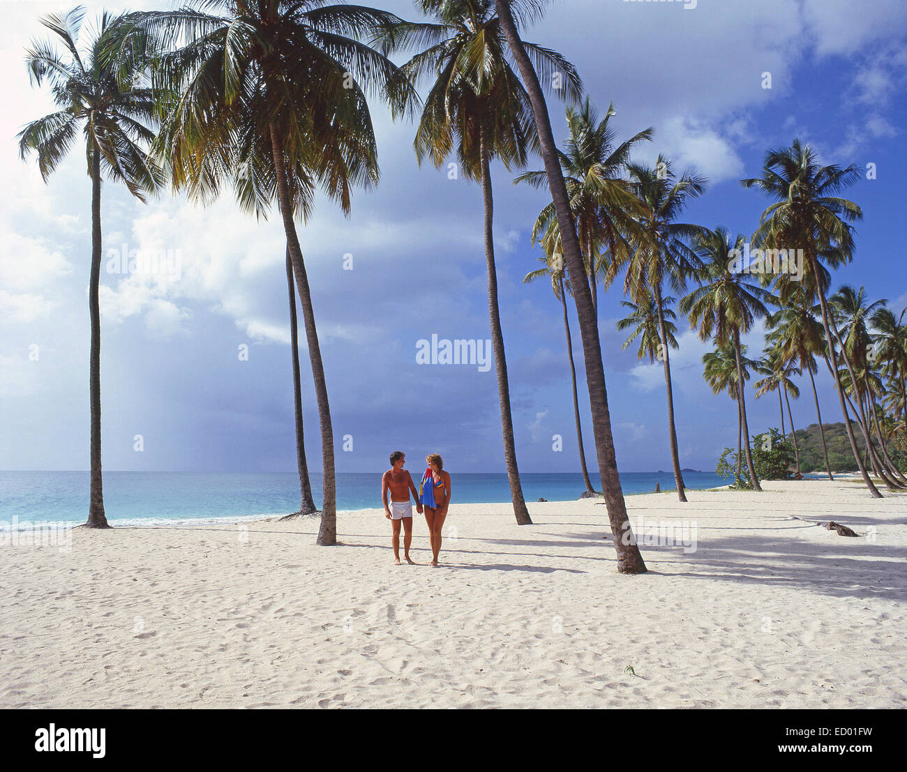 Paar am tropischen Strand, Antigua, Antigua und Barbuda, kleine Antillen, Karibik Stockfoto