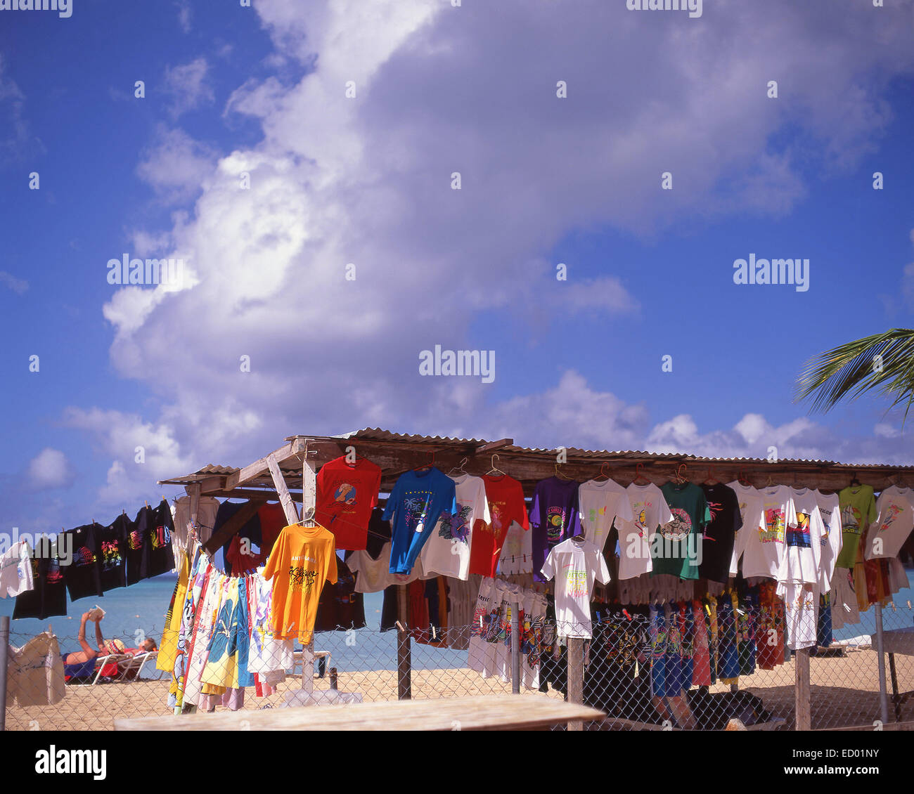 Strand Kleidung Stall, Jolly Beach Resort & Spa, Saint Mary Parish, Antigua, Antigua und Barbuda, Lesser Antilles, Caribbean Stockfoto