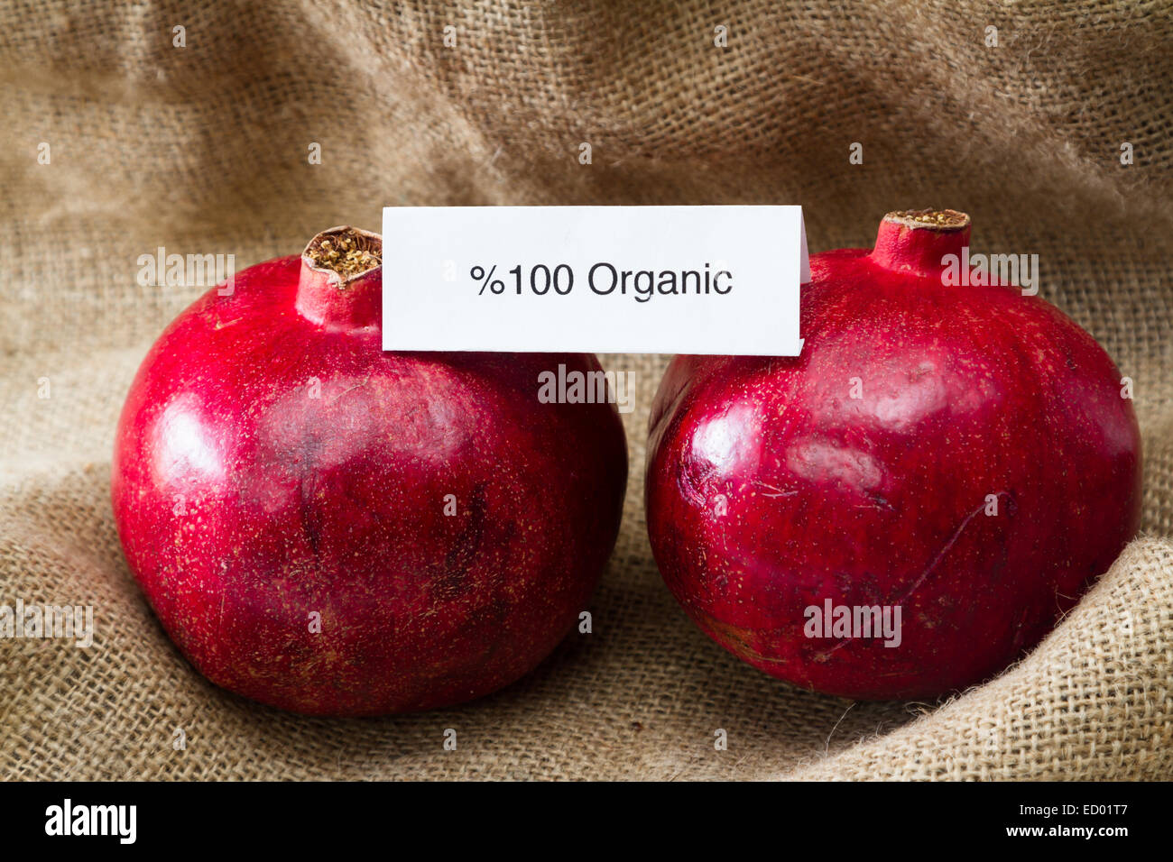 Lebensmittelkennzeichnung-Konzept mit leuchtend roten Granatäpfel und ein Bio-Siegel Stockfoto