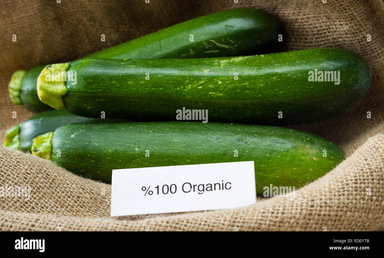 Nahaufnahme von frischen Bio Zucchini oder grüne Kürbis mit einem Sackleinen Sac als Hintergrund Stockfoto