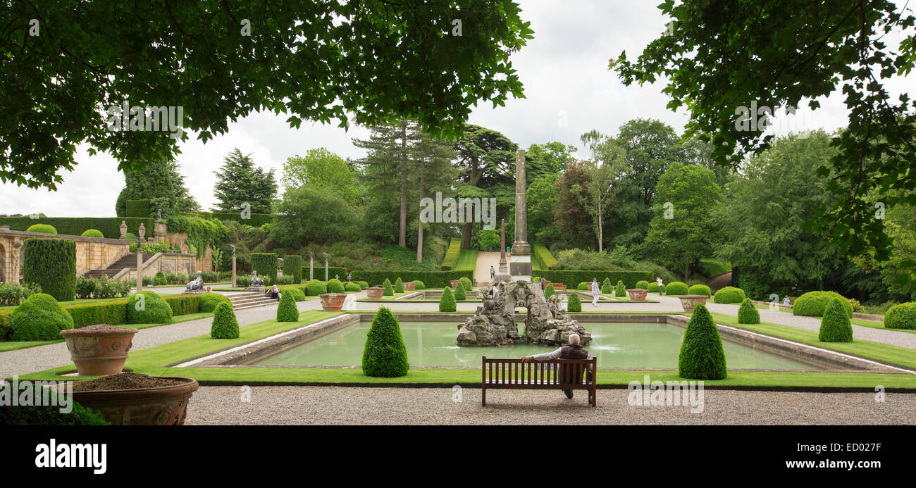 Riesige Gartenanlage mit großen rechteckigen Teich, umgeben von Pflasterarbeiten, topiary Sträucher, Hecken & Bäume im Blenheim Palace England UK Stockfoto