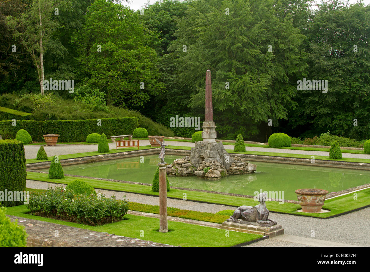 Gartenanlage mit großen rechteckigen Teich umgeben von Pflaster, topiary Sträuche & Hecken an Blenheim Palace, England Stockfoto