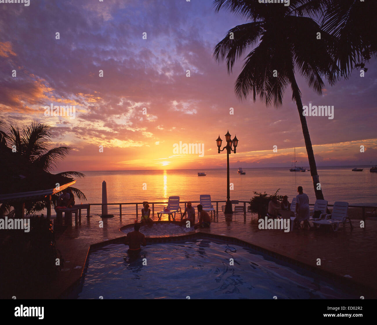 Swimming Pool bei Sonnenuntergang, Couples Negril Resort, Negril Beach, Negril, Westmoreland Parish, Jamaika, große Antillen, Karibik Stockfoto