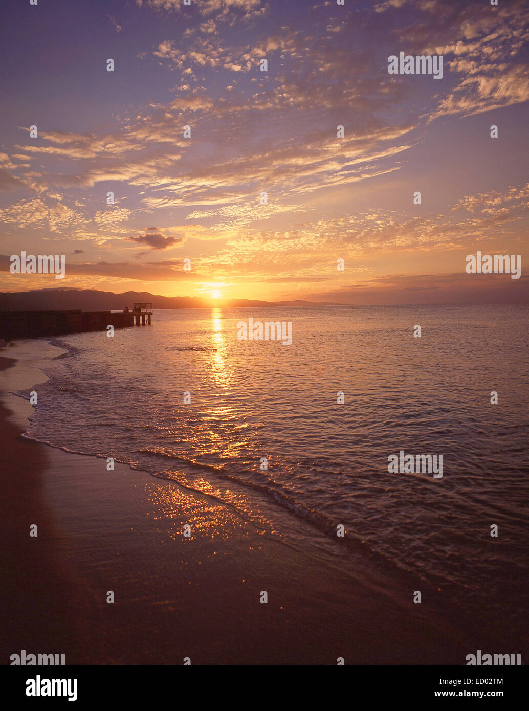 Tropischer Sonnenuntergang, Doctor es Cave Beach, Montego Bay, Saint Ann Parish, Jamaika, große Antillen, Karibik Stockfoto