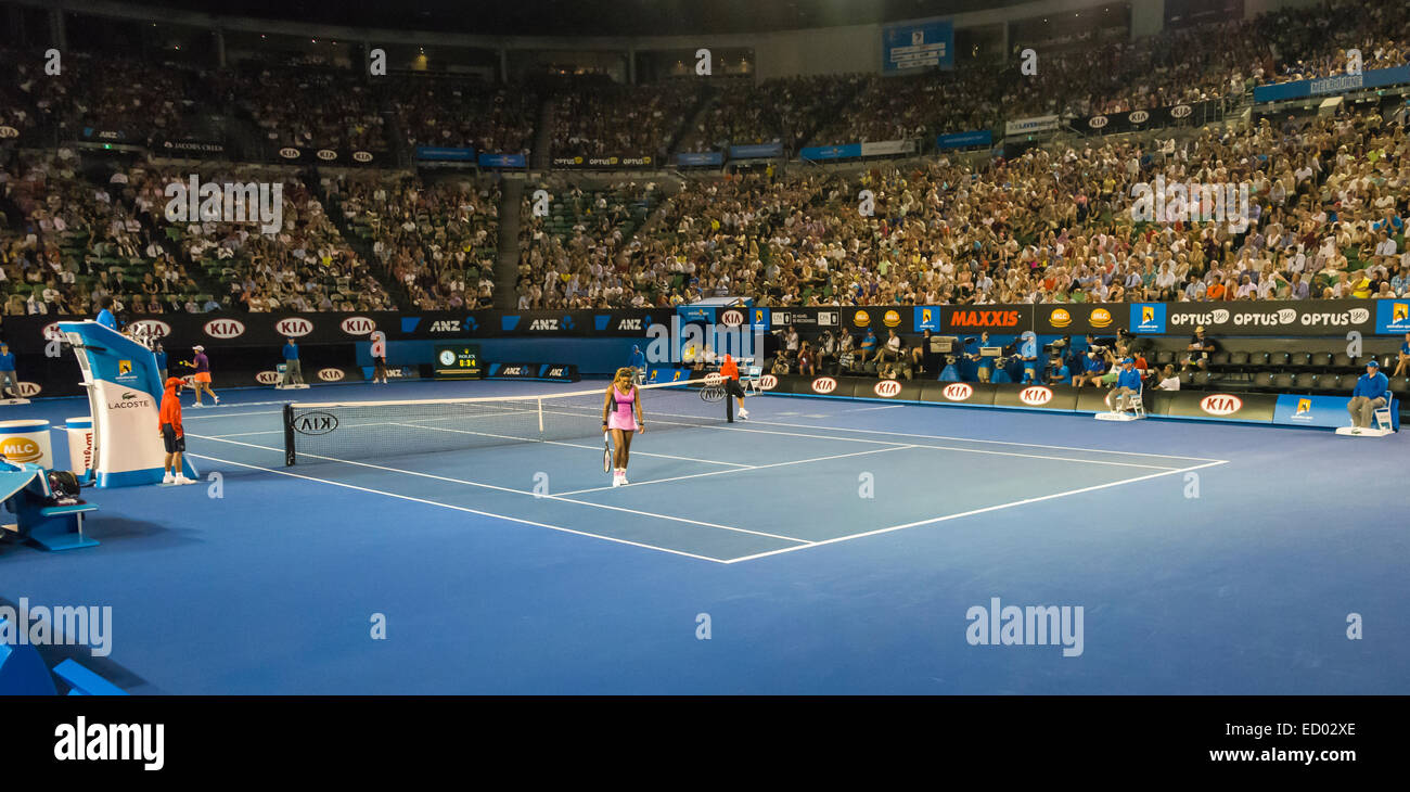 Serena Williams spielen Australier geöffnet auf Platz in der Rod Laver Arena Melbourne Australien mit Fans und Publikum auf der Suche Stockfoto