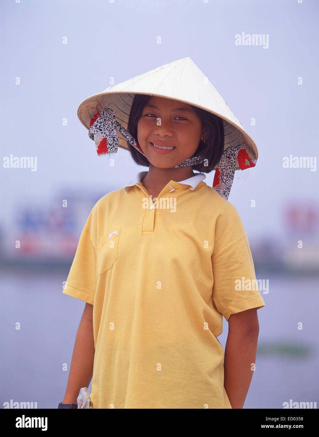 Vietnamesische Mädchen Nón Lá konische Hut trägt, Cholon, Ho-Chi-Minh-Stadt (Saigon), sozialistische Republik Vietnam Stockfoto