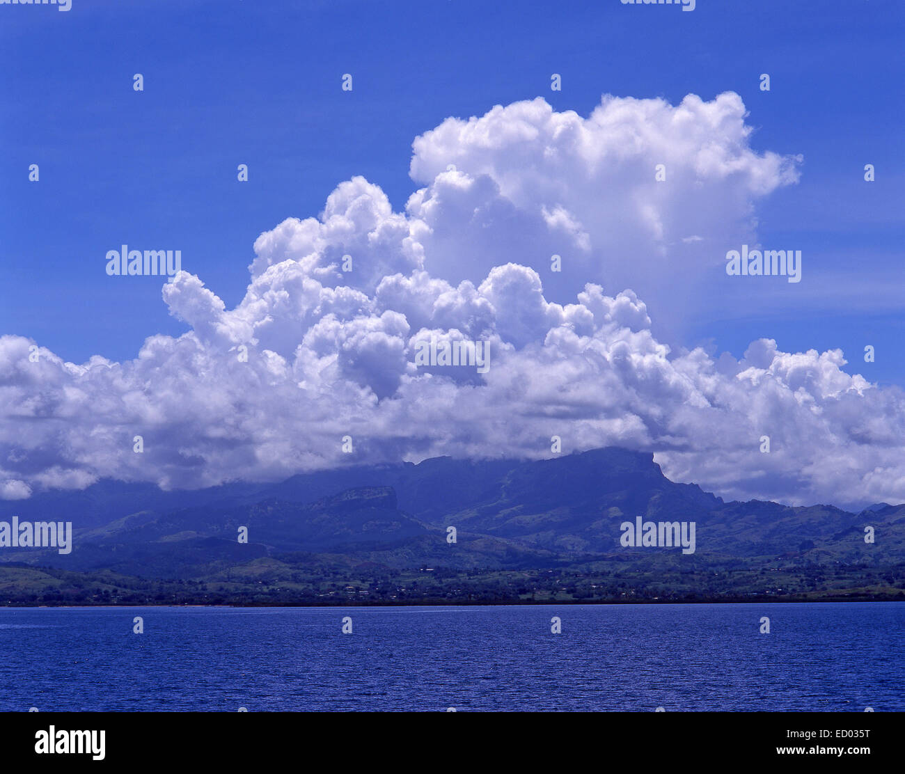 Wolke bedeckte Insellandschaft aus dem Meer, Viti Levu, Republik Fidschi-Inseln Stockfoto