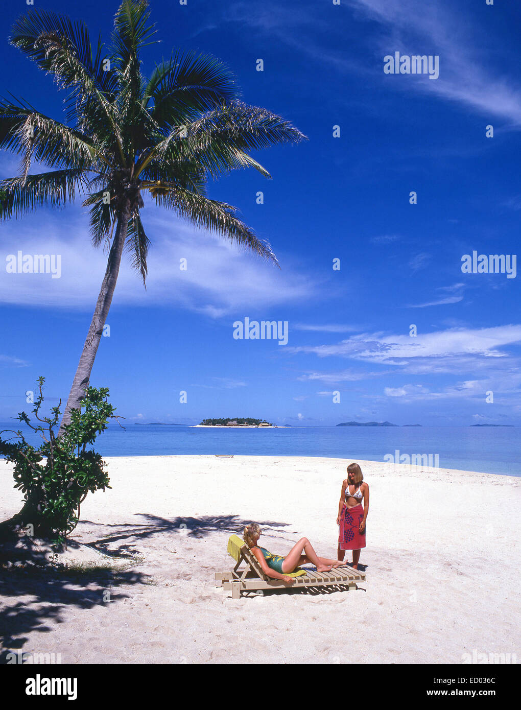 Junge Frauen am tropischen Strand, Beachcomber Island Resort, Beachcomber Island, Mamanuca Inseln, Viti Levu, Republik Fidschi-Inseln Stockfoto