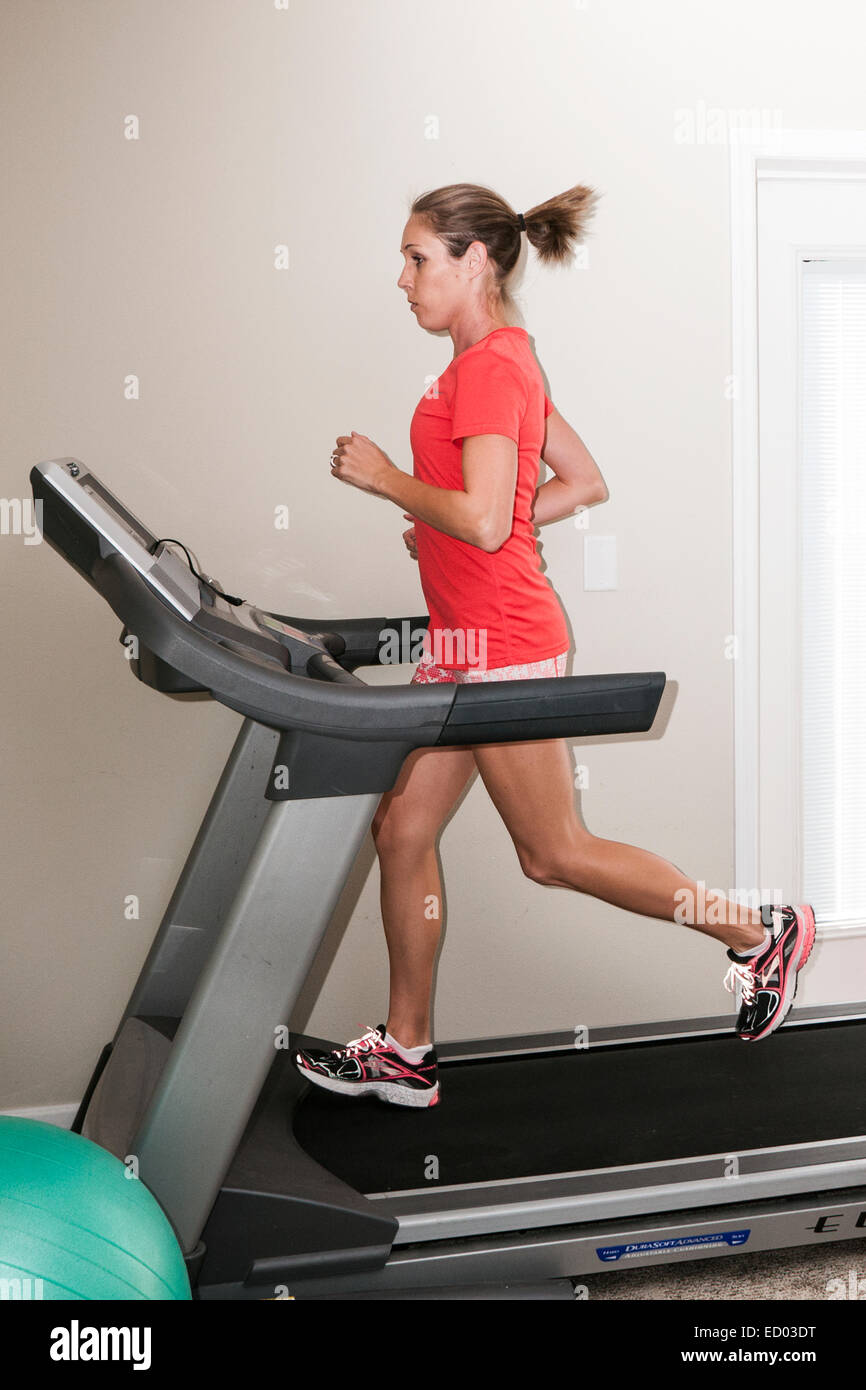 20-30 Jahre alte Frau auf einem Laufband Stockfoto