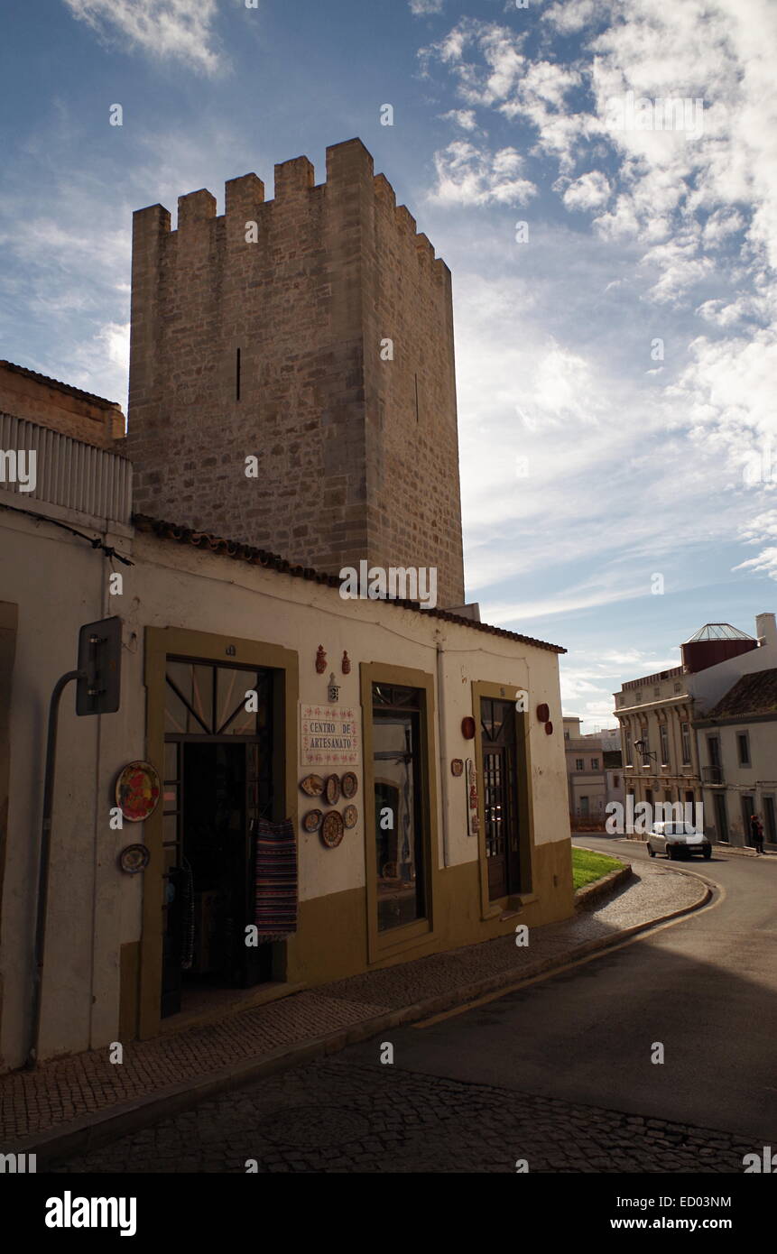 Turm einer mittelalterlichen Burg in Loulé, mit einem Handwerk und Souvenirs Shop vor Stockfoto