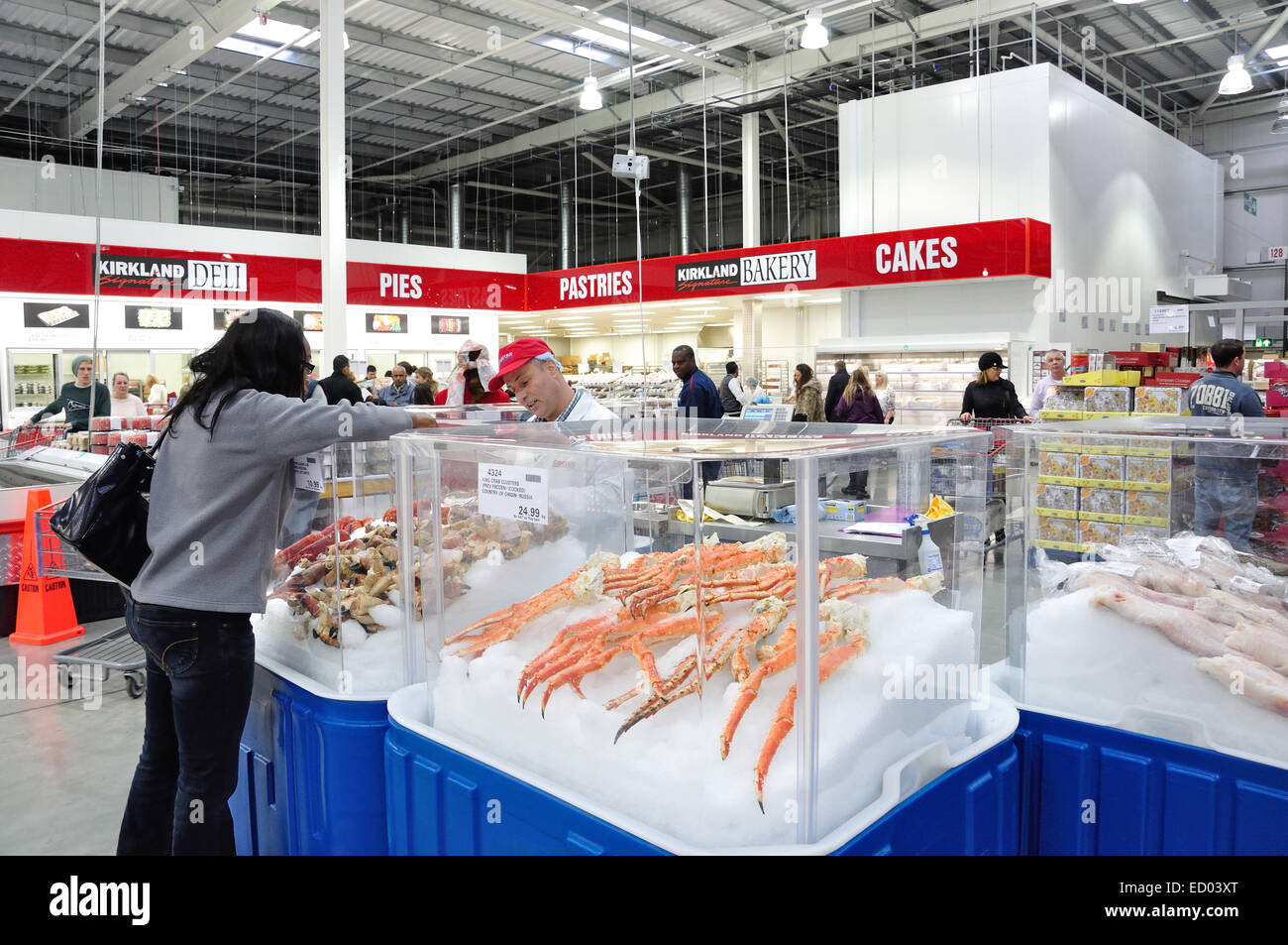 Fischtheke in Costco Wholesale Store, Hayes Road, Hounslow, Greater London, England, Vereinigtes Königreich Stockfoto